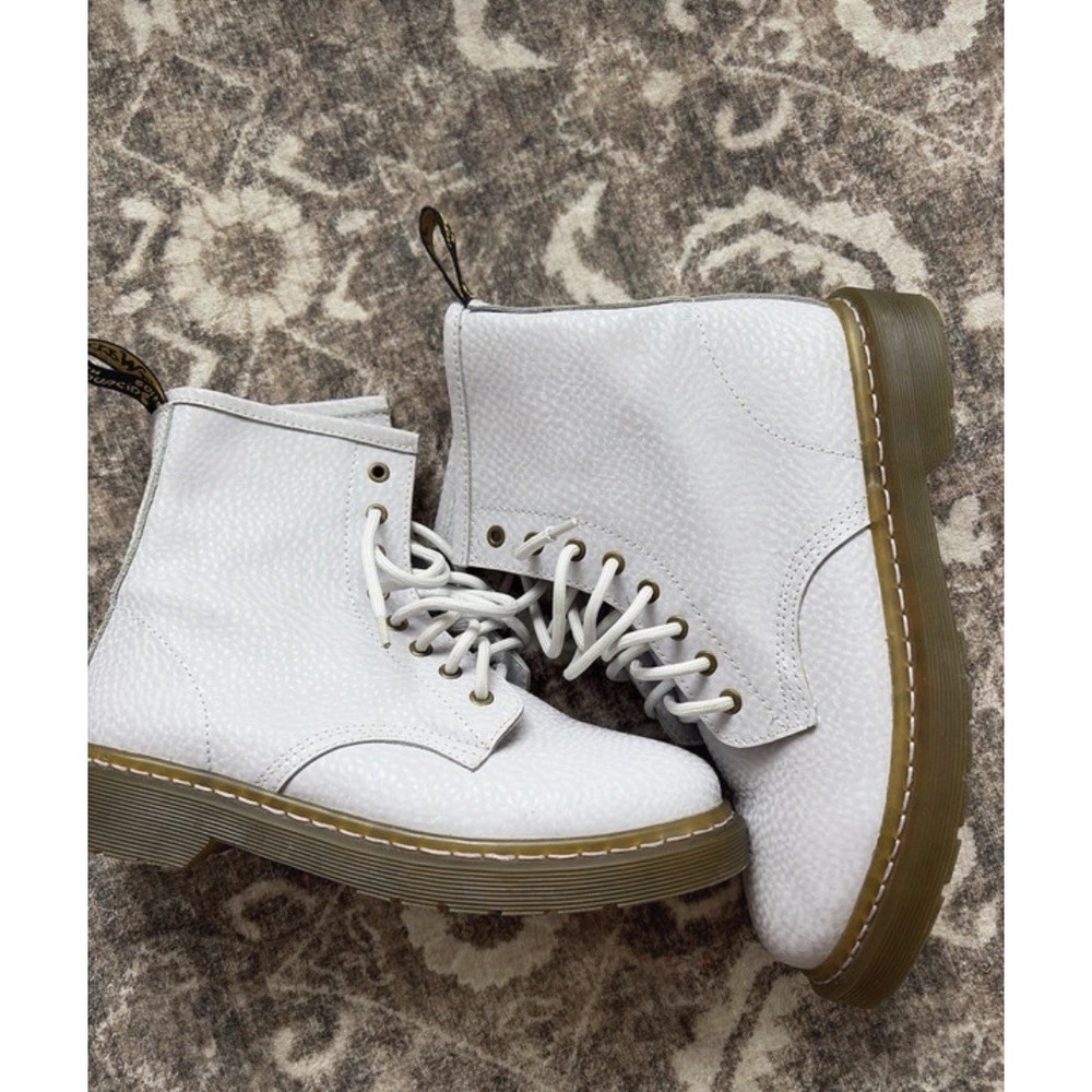 Dr. Martens Women's size 8 Pebble Boots - Liac